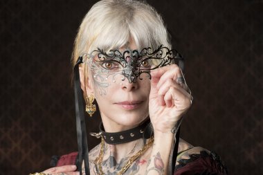 Barok maskesi ile kız 