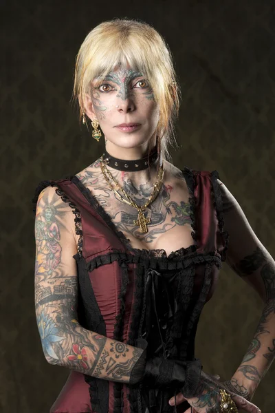 Девушка с татуировкой в готическом костюме — стоковое фото