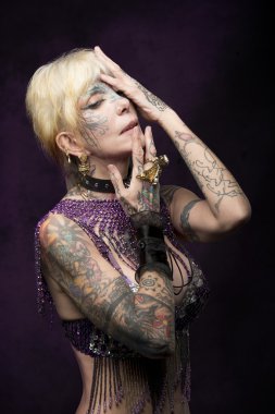 Karnaval tarzı ile yetişkin kız 