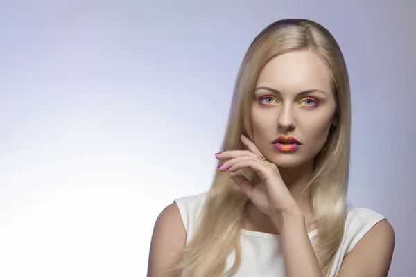 Mujer encantadora con maquillaje colorido — Foto de Stock