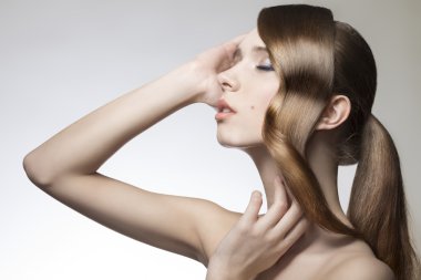 Bayan yaratıcı parlak saç stili ile 