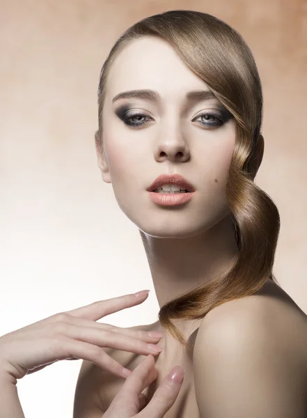 Chica con el pelo ondulado brillante — Foto de Stock