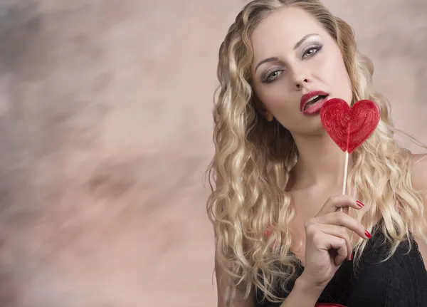 Menina loira quente com pirulito vermelho — Fotografia de Stock