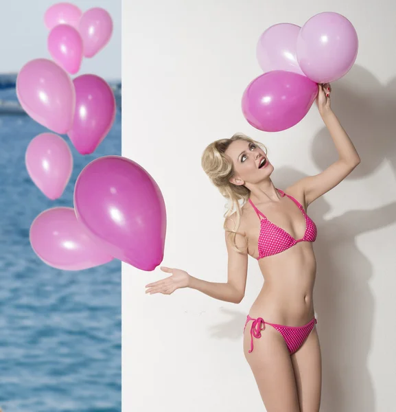 Roliga bikini girl med ballonger — Stockfoto