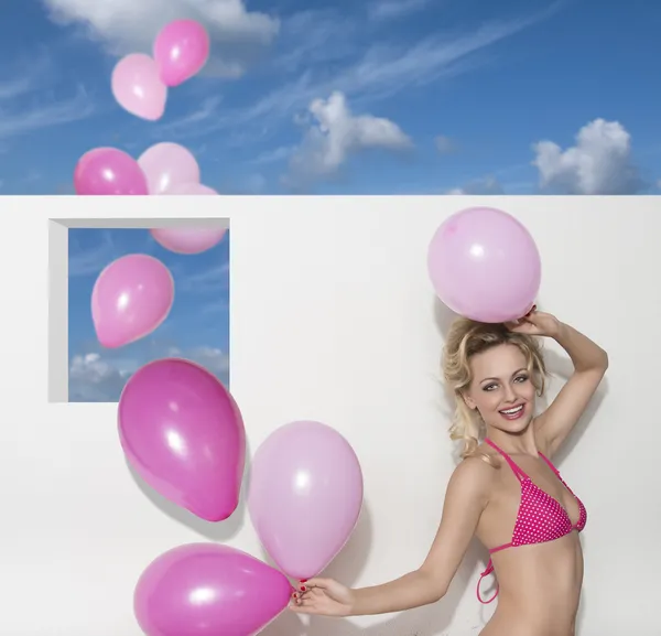 Glad kvinna med bikini och ballonger — Stockfoto