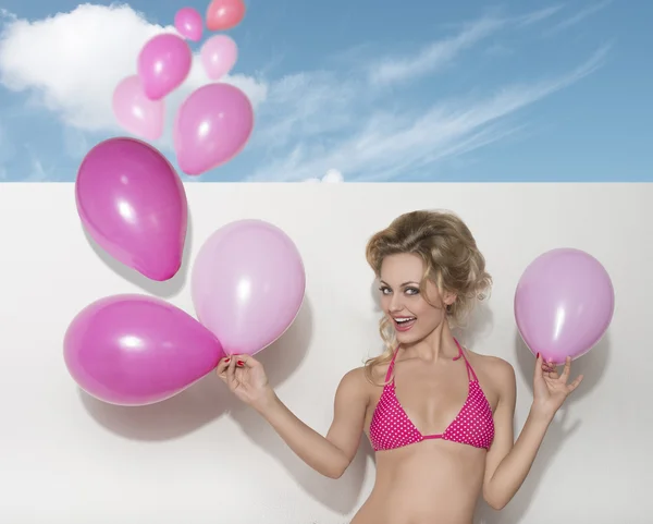 Bikini-Frau mit rosa Luftballons — Stockfoto