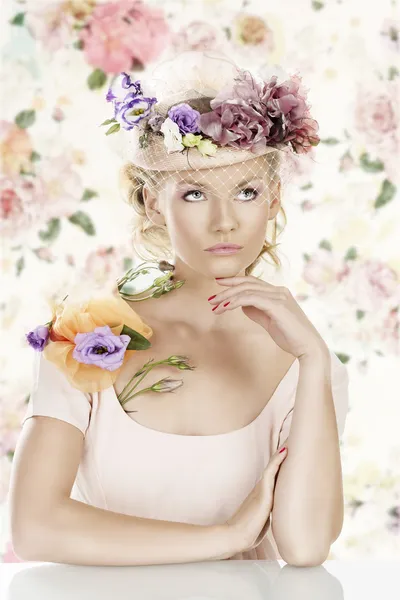 Dziewczyna z kwiatami na kapelusz wygląda — Zdjęcie stockowe