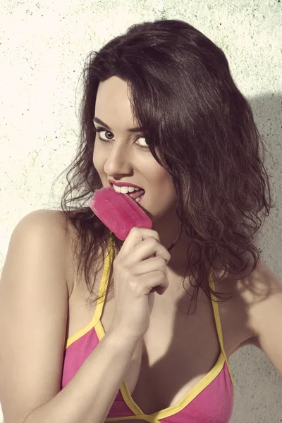 Femme manger popsicle — Photo
