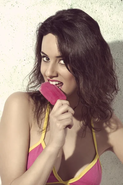 Woman eating popsicle — Stock Photo, Image