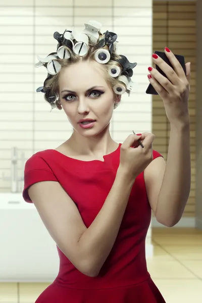 Menina maquiagem beleza com rolos de cabelo — Fotografia de Stock