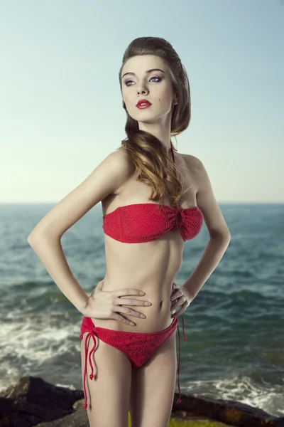 Donna di moda in bikini — Foto Stock