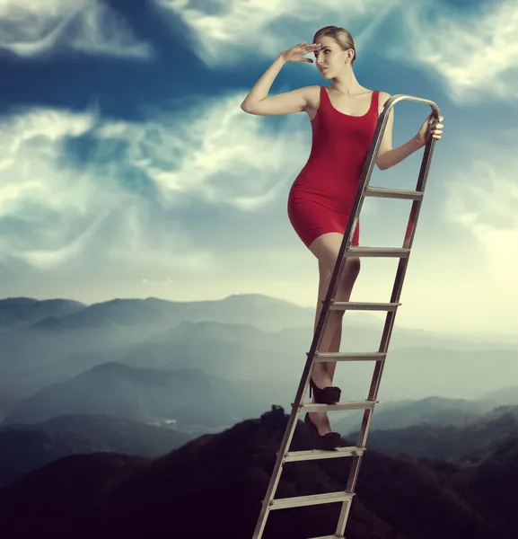 Elegantní žena na žebříku — Stock fotografie