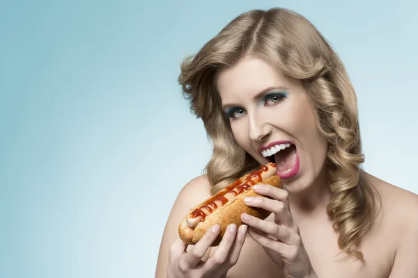 Γοητευτικό κορίτσι με hot-dog — Φωτογραφία Αρχείου