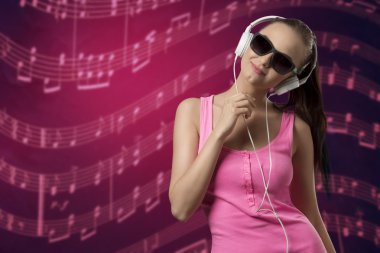 güzel kadın müzik dinleme 