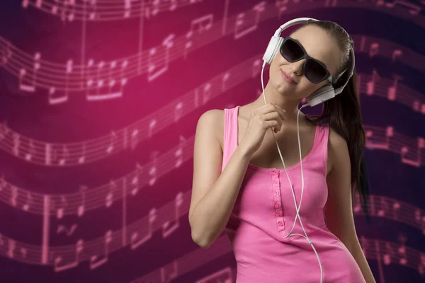 Schöne weibliche Musik hören — Stockfoto