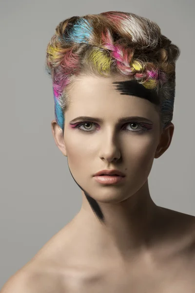 Söt flicka i multicolor skönhet shoot — Stockfoto