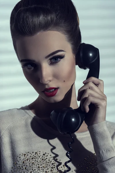 Mujer hablando por teléfono vintage — Foto de Stock