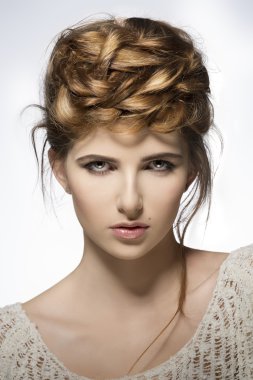 yaratıcı şirin saç modeli ile kız 