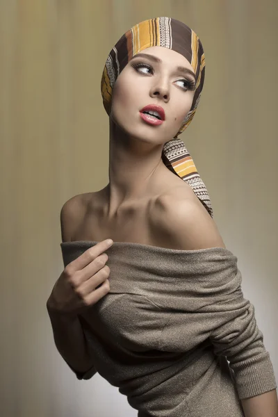 Mode vrouw met foulard — Stockfoto