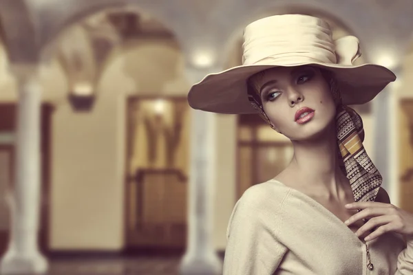 Aristokratisk flicka med hatt — Stockfoto