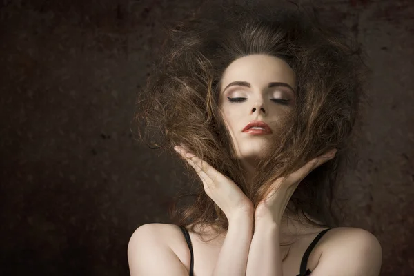 Fêmea com volume de cabelo-estilo — Fotografia de Stock