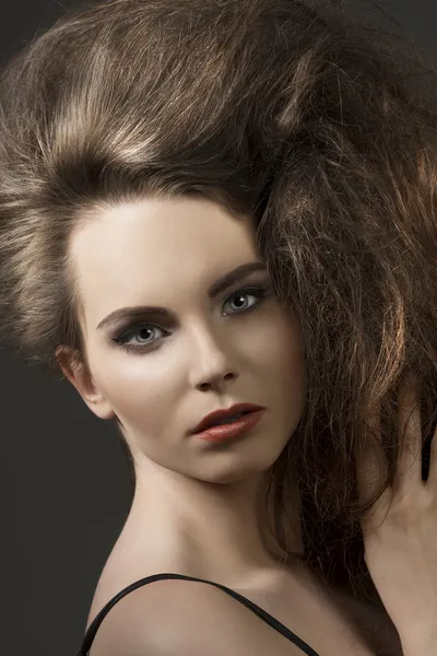 Primo piano di ragazza con capelli voluminosi — Foto Stock