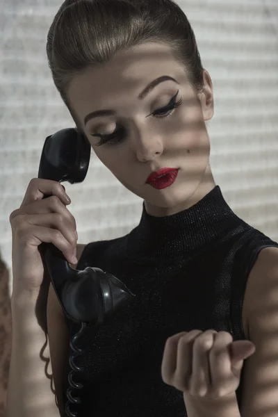 Fofoca menina falando no telefone vintage — Fotografia de Stock