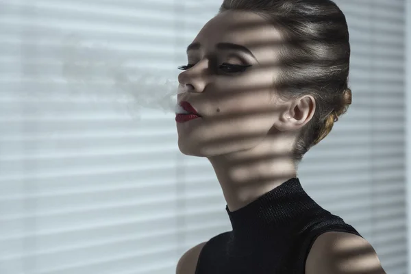 Fumando ragazza in indoor fashion shot — Foto Stock