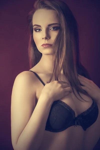 Jovem mulher em lingerie preta — Fotografia de Stock