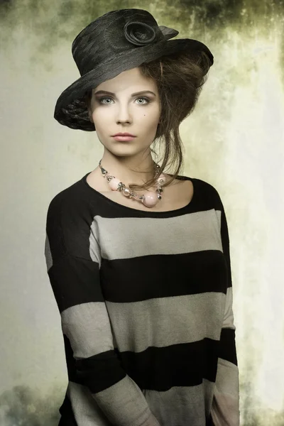 Mujer de moda con sombrero — Foto de Stock