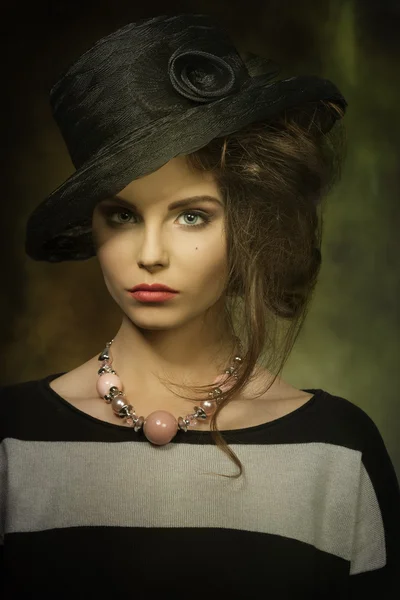 Mode kvinna med elegant hatt — Stockfoto