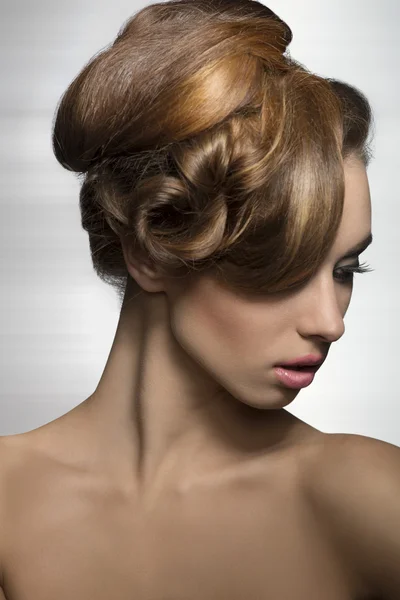 Mulher com penteado elegante e elegante — Fotografia de Stock