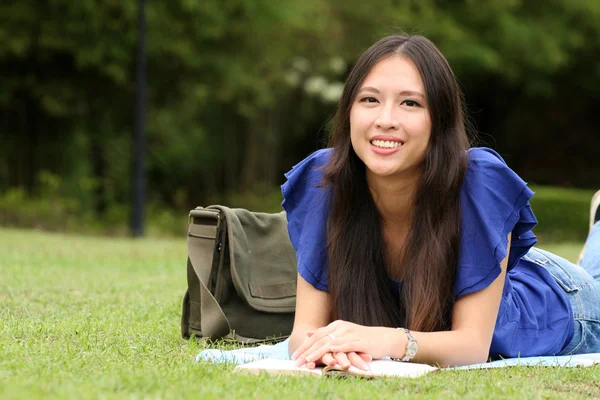 Mujer bastante joven leyendo un libro —  Fotos de Stock