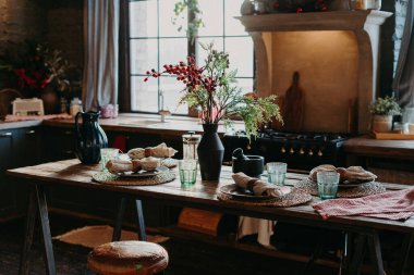 Yuvarlak peçeteli servis masasının kapalı çekimleri. Yemek zamanı konsepti. Masa dekorasyonu. Ev mutfağının içi. Kırsal servis