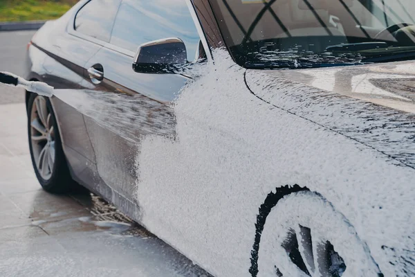 Högtryckstvätt, besprutning av särskild tvätttvål på fordon med tryckbricka utomhus — Stockfoto