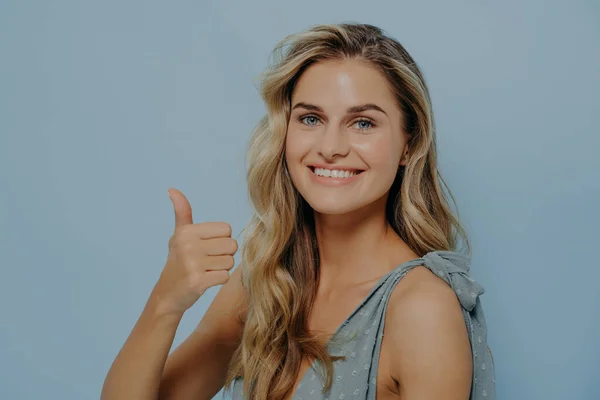 Glada blonda kvinna visar tummen upp gest — Stockfoto