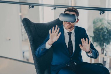 Şirket finans merkezinin lobisinde oturan ofis çalışanı.