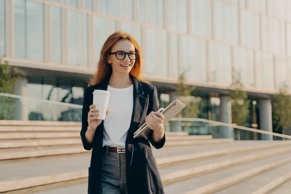 Affärskvinna bär eleganta formella kläder drycker hämtmat kaffe bär anteckningsbok och modern gadget — Stockfoto