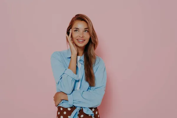 Foto de modelo feminino olhando agradável toca bochecha com a mão — Fotografia de Stock