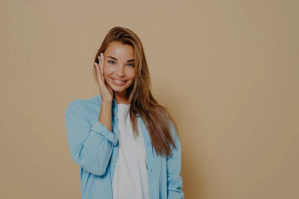 Fiatal gyönyörű mosolygós kaukázusi nő modell pózol stúdióban — Stock Fotó