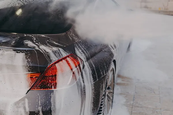 Profesionální mytí aut s vysokotlakou myčkou a čisticí pěnou venku — Stock fotografie