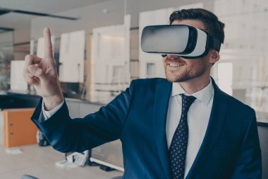 VR kulaklık takan genç finansör ofisinde dikilirken...