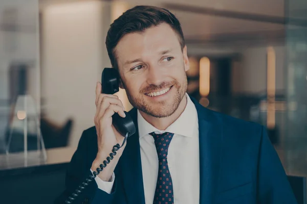 Trabalhador de escritório masculino satisfeito chamando sua esposa para notificá-la sobre a promoção — Fotografia de Stock