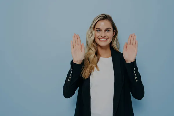 Kvinna vägrar på ett artigt sätt ler vänligt med positiv blick som vinka händer i stop gest — Stockfoto