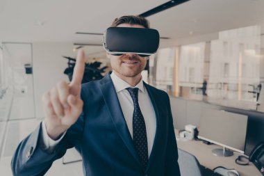 CEO, VR kulaklıkla ofiste duruyor ve uygulama sanal arayüzü ile etkileşime giriyor