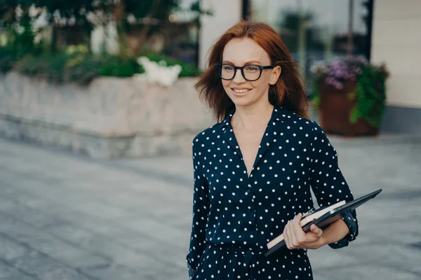 Büroangestellte posiert draußen mit modernen Gadgets — Stockfoto