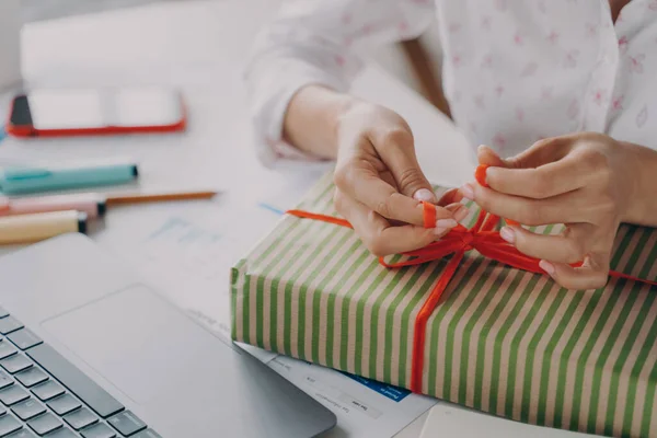 Női kéz csomagolás csomag doboz az ügyfél számára a karácsonyi téli szünetben — Stock Fotó