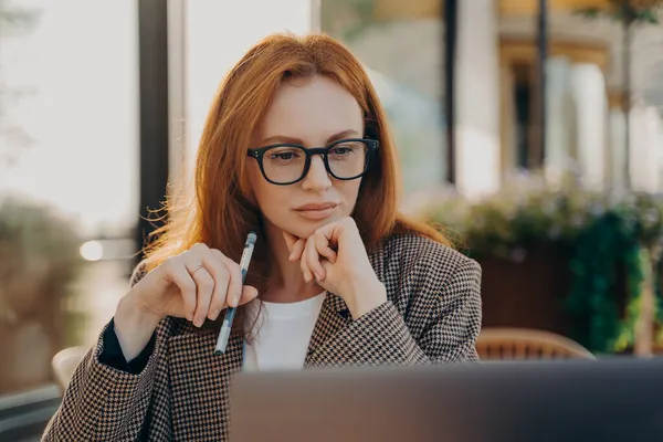 Empresária experiente em roupas elegantes assiste vídeo sobre a criação de startup — Fotografia de Stock