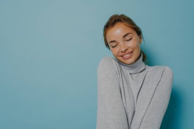 Sevinçli kadın gözlerini kapatır gülümsemeler hayattan güzel anları hatırlar.