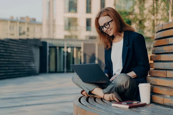 Blogueira feminina positiva ou freelancer tipos de texto de publicação no computador portátil — Fotografia de Stock